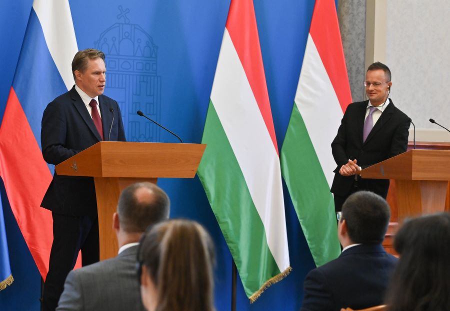 Budapest, 2023. július 5. Mihail Murasko orosz egészségügyi miniszter (b) és Szijjártó Péter külgazdasági és külügyminiszter megbeszélésük után sajtótájékoztatót tartanak a Külgazdasági és Külügyminisztériumban 2023. július 5-én.