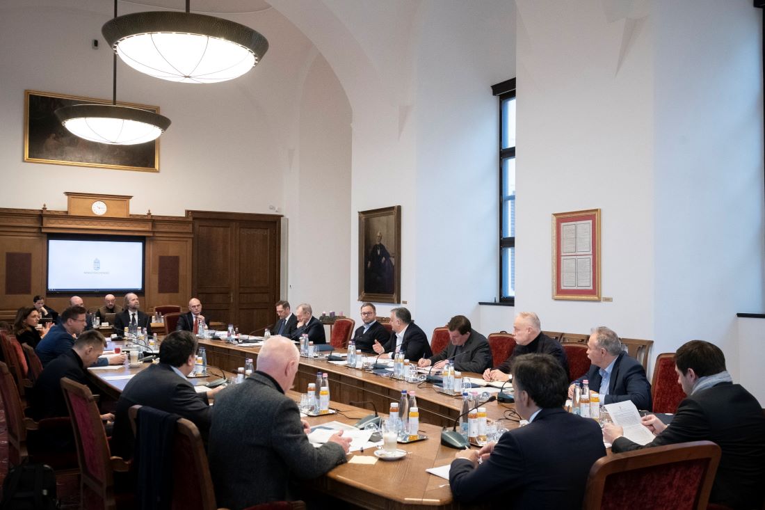 A Miniszterelnöki Sajtóiroda által közreadott képen Orbán Viktor miniszterelnök (jobbról középen) kormányülést tart a Karmelita kolostorban 2022. december 10-én. A miniszterek gazdasági és energiabiztonsági ügyekről tárgyalnak.