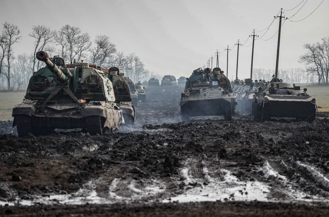 Orosz menetoszlop az ukrajnai sárban a háború elején