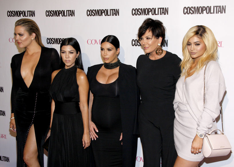 A Kardashian család. Középen Kim Kardashian, a sorozat elindítója, mellette édesanyja Kris Jenner és a többi testvér