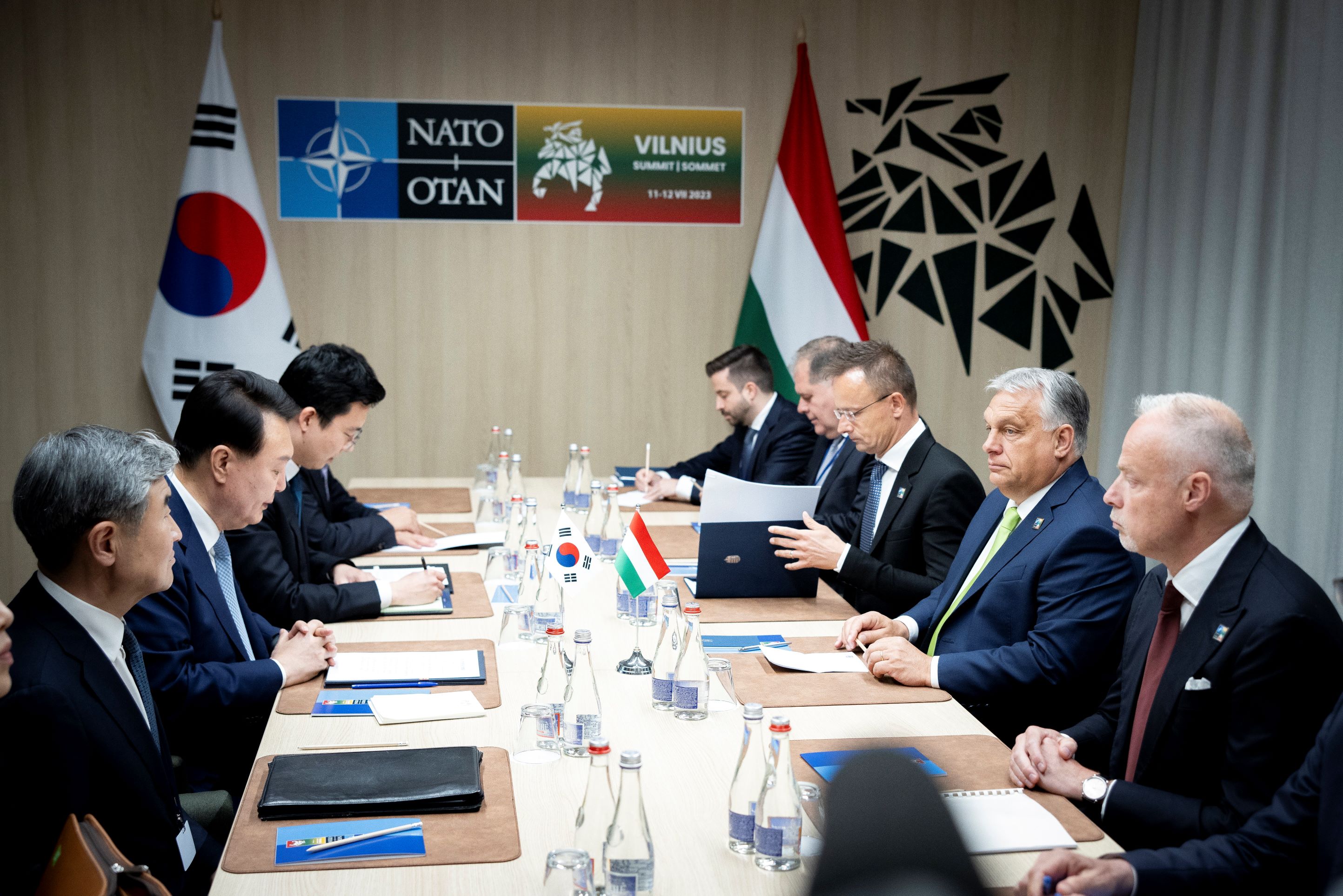 A Miniszterelnöki Sajtóiroda által közreadott képen Orbán Viktor miniszterelnök és Jun Szogjol dél-koreai államfő megbeszélésükön Vilniusban, a NATO-csúcstalálkozó helyszínén 2023. július 11-én. Orbán Viktor mellett Szalay-Bobrovniczky Kristóf honvédelmi miniszter  és Szijjártó Péter külgazdasági és külügyminiszter. A megbeszélésén Magyarország és Dél-Korea együttműködésének fejlesztési lehetőségeiről volt szó.