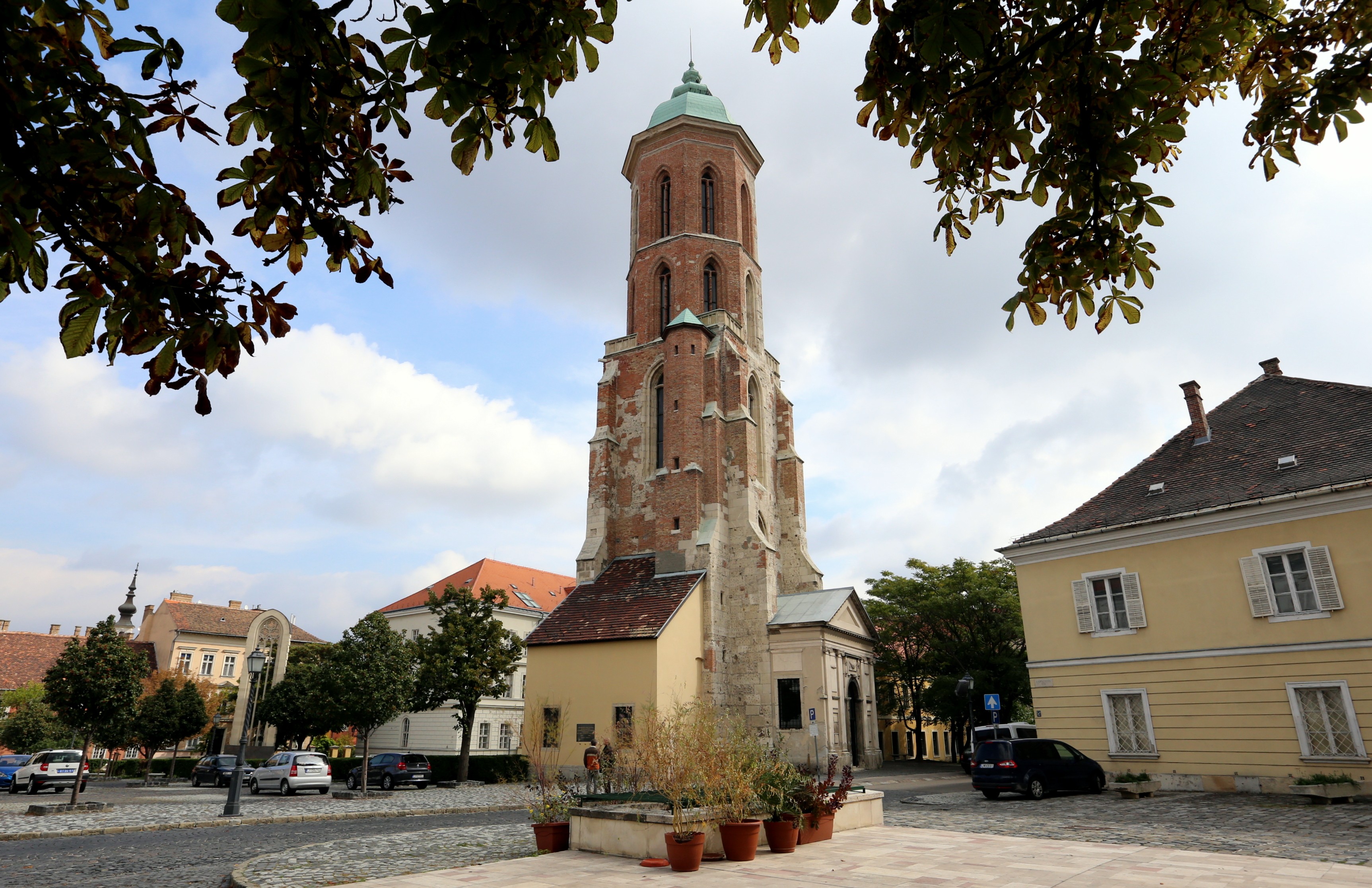 A keresztény magyarok azt a Mária Magdolna-templomot használták, amelynek ma már csak a harangtornya áll.