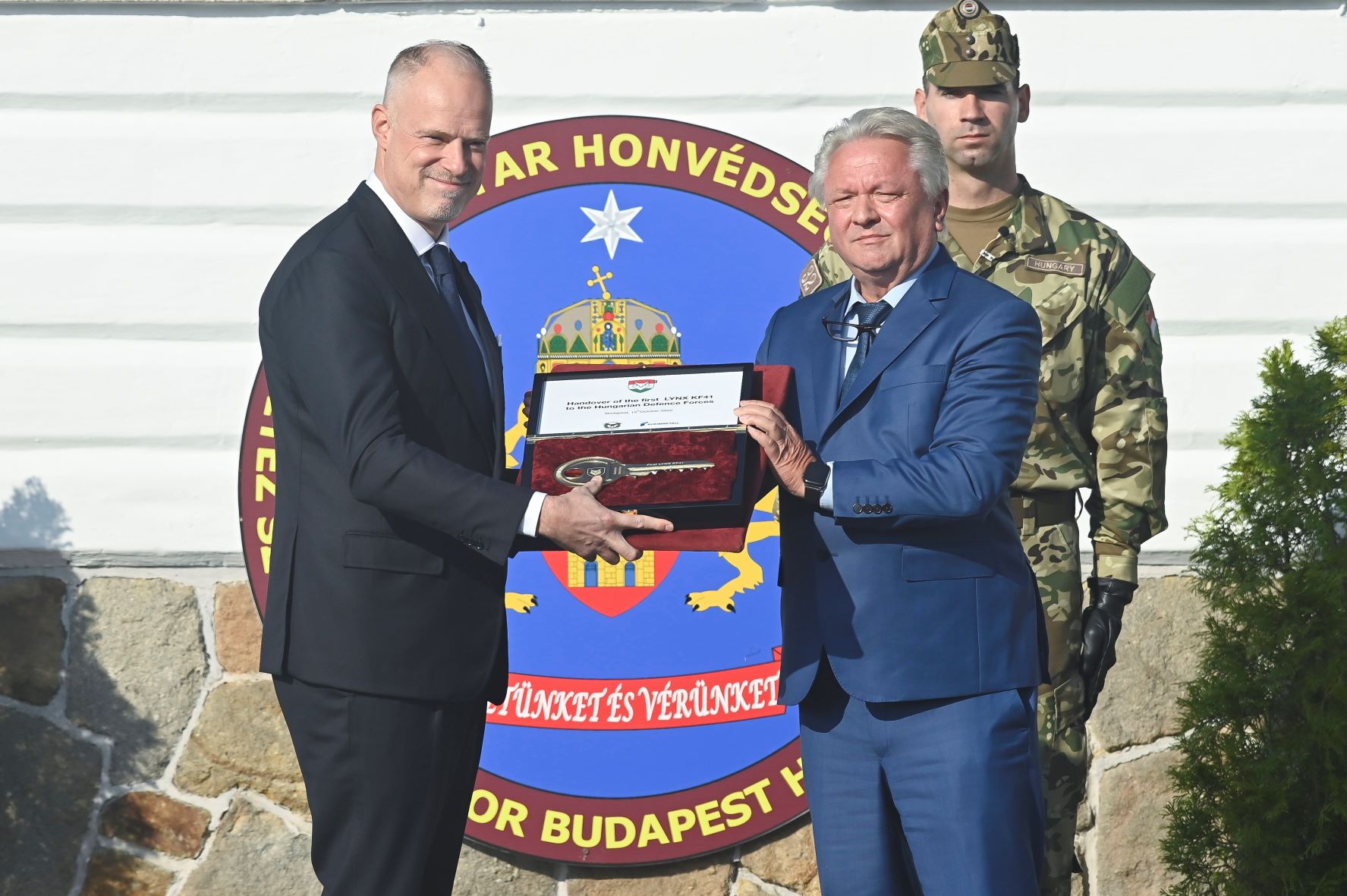 Armin Papperger, a harcjárműveket gyártó Rheinmetall AG vezérigazgatója átadja az első magyar Lynx szimbolikus kulcsát Szalay-Bobrovniczky Kristóf honvédelmi miniszternek