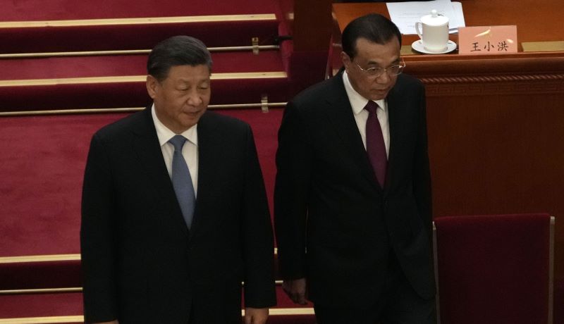 Csin-ping kínai államfő (b) és Li Ko-csiang leköszönő miniszterelnök a Kínai Népi Politikai Tanácskozó Testület (KNPTT) nyitóülésén a pekingi Nagy Népi Csarnokban 2023. március 4-én. A KNPTT a kínai parlament népfront jellegű tanácsadó testülete, amelynek ülésezése párhuzamosan halad a törvényhozás, az Országos Népi Gyűlés évenkénti ülésszakával.