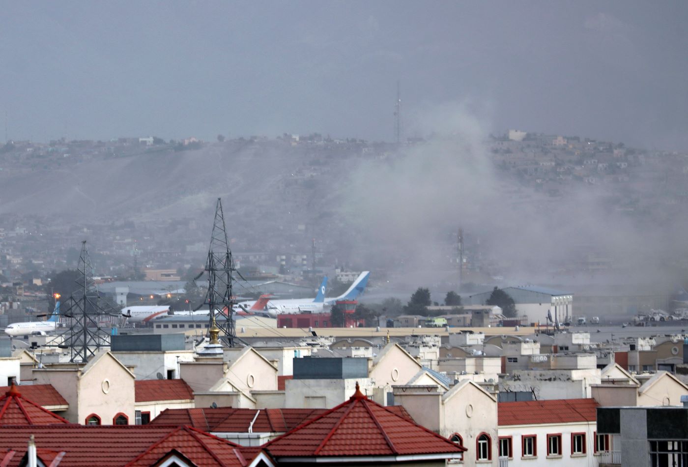 Füstfelhő a merénylet után a kabuli reptér fölött