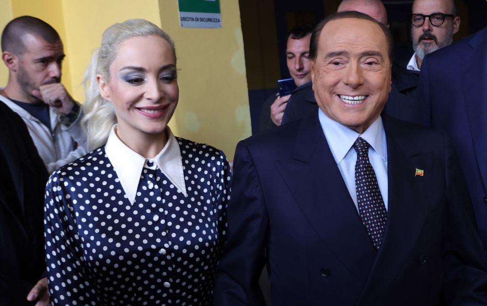 Silvio Berlusconi, a Forza Italia (Hajrá Olaszország) párt vezetője és partnere, Marta Fascina érkezik egy milánói szavazóhelyiségbe 2022. szeptember 25-én, az előrehozott parlamenti választások napján.