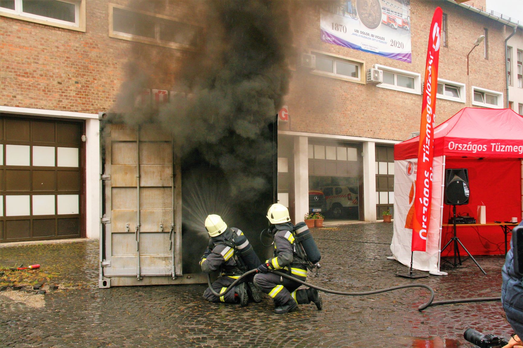 Tűzoltási bemutató az E.ON és a Katasztrófavédelem egyik korábbi közös sajtóeseményén