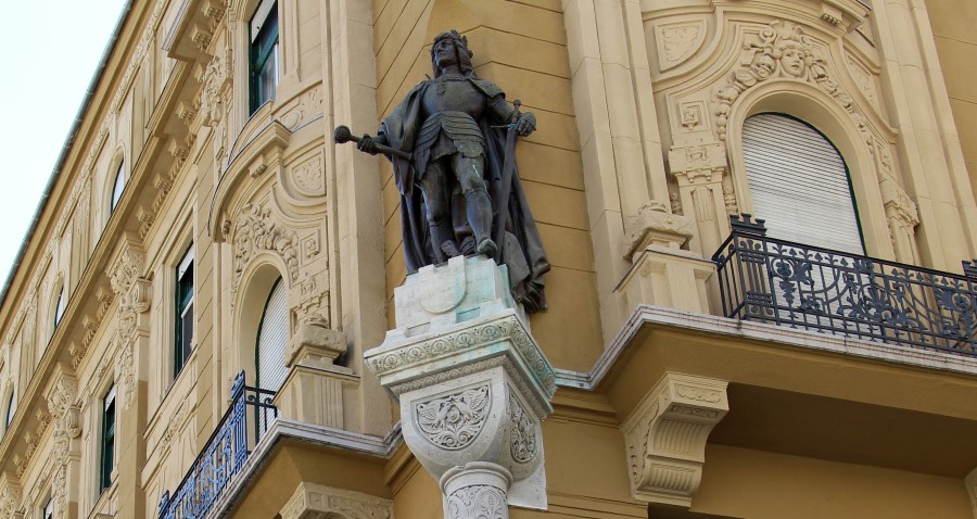 Mátyás-király szobor a sarkon