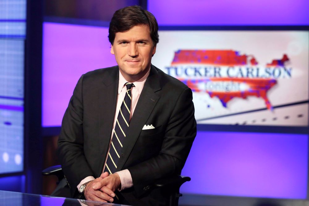 2017. március 2-án New Yorkban készített kép Tucker Carlsonról, a Fox News hírtelevízió egyik műsorvezetőjéről.