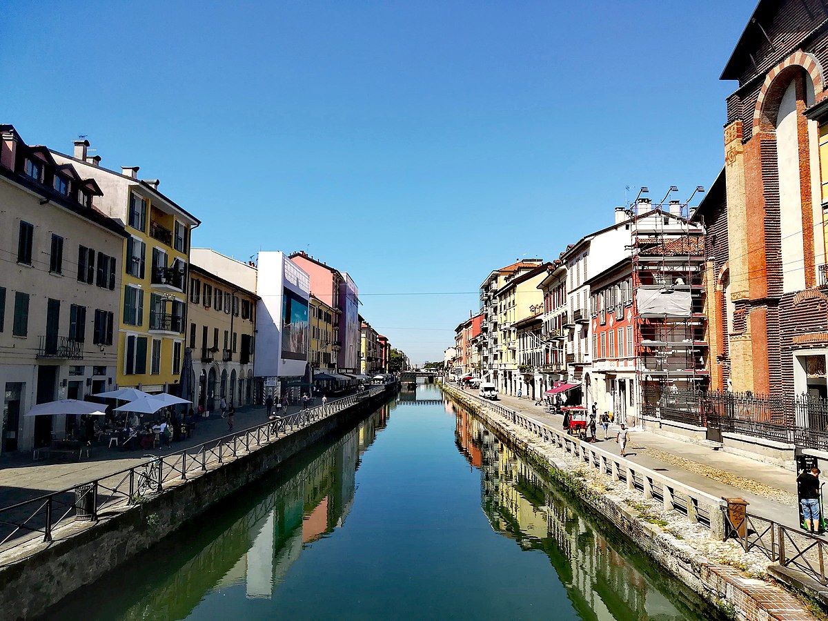 Valószínűleg nem sokan gondolnak Milánóra egy csatornákkal átszelt negyed láttán, pedig a városközponttól kissé kijjebb, az egyik körúthoz közel terül el a Navigli, ahol éjszakánként nyüzsög az élet.