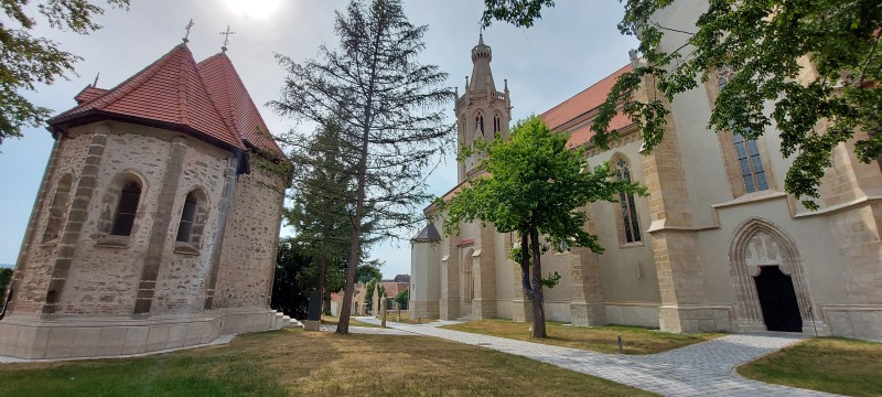 A Szent Mihály templom, mellette a Szent Jakab kápolnával