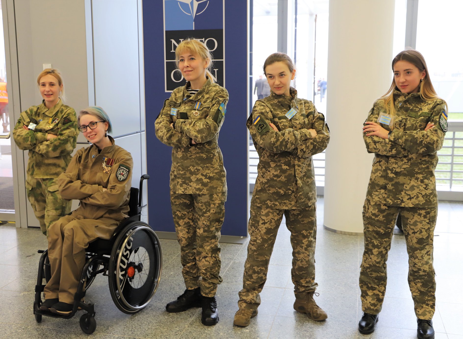 Olena BIlozerska (középen) veterán és aktív ukrán katonanőkkel a NATO központjában, 2019-ben