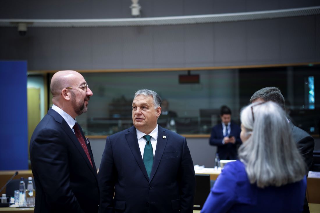 Orbán Viktor kormányfő (b2) és Charles Michel, az Európai Tanács elnöke (b)