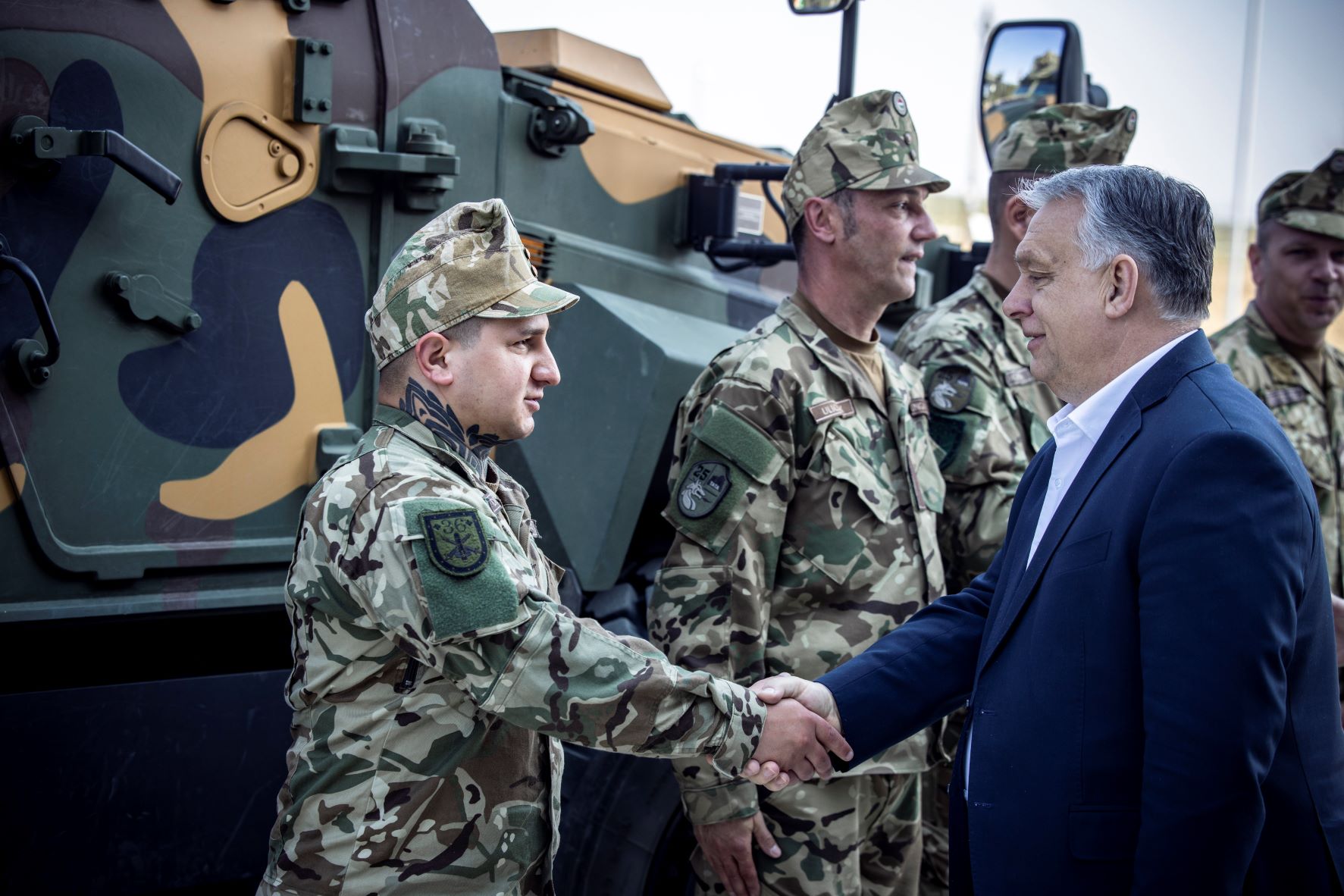 Orbán Viktor miniszterelnök kezet fog egy katonával a zalaegerszegi Lynx harcjárműgyár épületének és elkészült moduljainak ünnepélyes átadóján a zalaegerszegi ZalaZONE Ipari Parkba