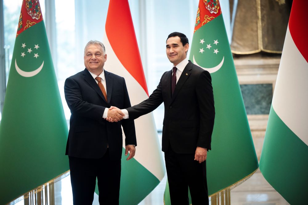 Serdar Berdimuhamedow türkmén elnök (j) fogadja Orbán Viktor miniszterelnököt Asgabatban 2023. június 9-én.