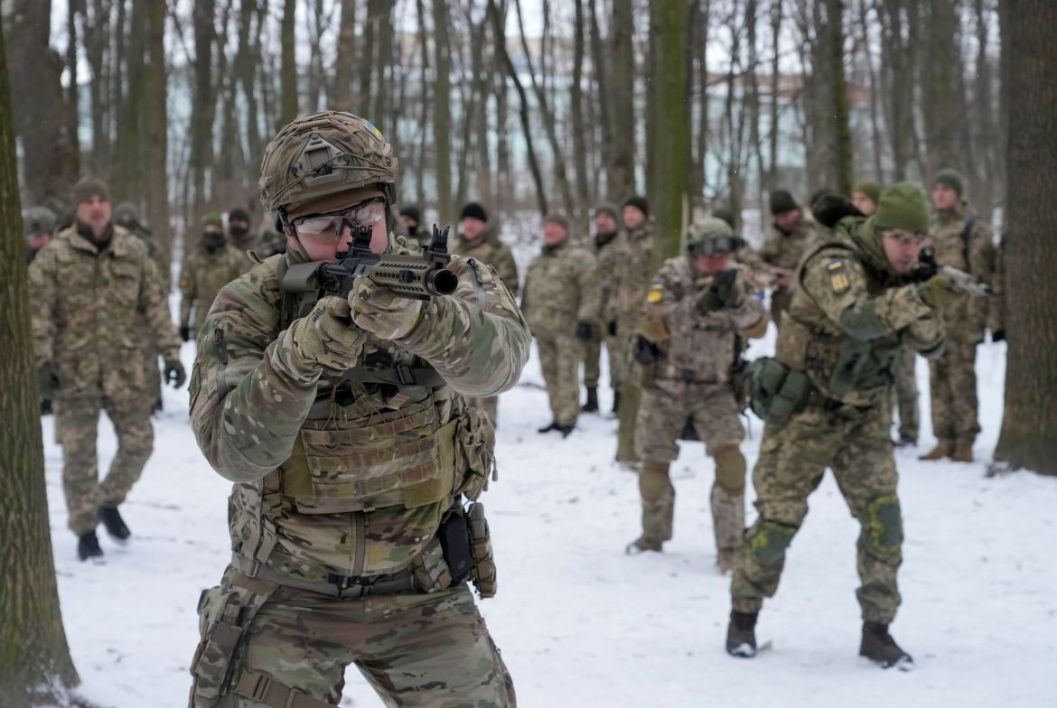 Az ukrán fegyveres erők önkéntes területvédelmi egységének tagjai gyakorlatoznak egy kijevi parkban 2022. január 22-én. Az elmúlt hetekben civilek tucatjai csatlakoztak az ukrán hadsereg tartalékosaihoz egy esetleges orosz inváziótól tartva. 
