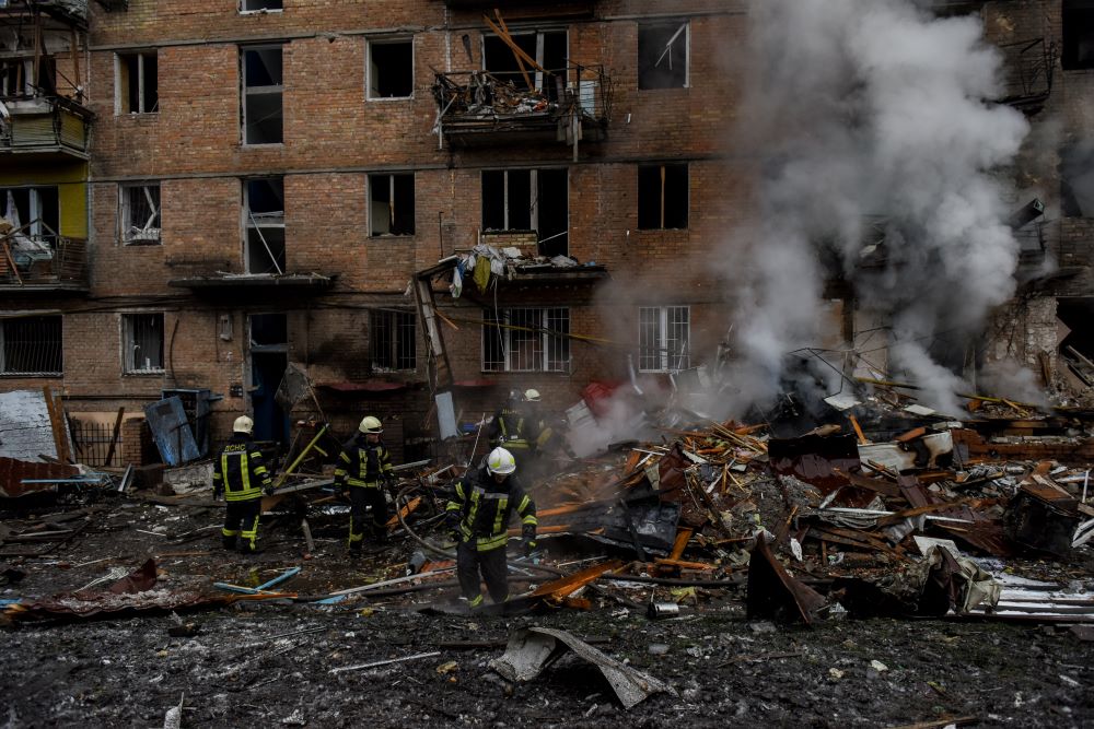 Tűzoltók dolgoznak egy orosz rakétatámadásban megrongálódott lakóépületnél a Kijevtől északra fekvő Vishorodban.