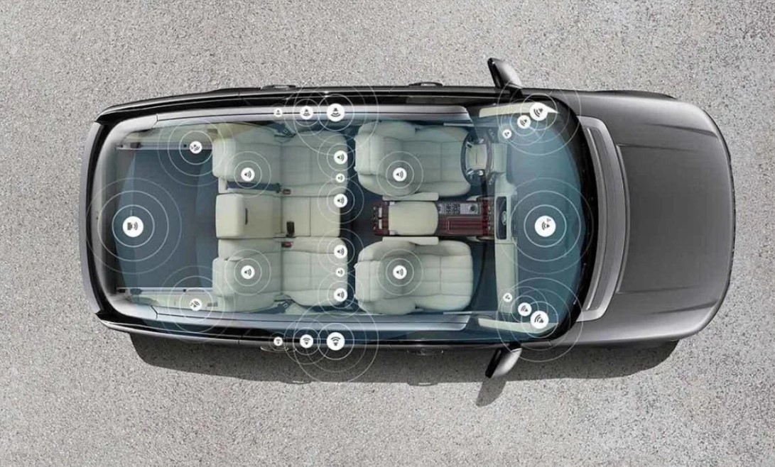 autó hifi: Ebben a Land Roverben a „Signature Sound System” csomag 29 hangszórót rejt és 1700 watton dübörög. Ára: egy újabb autó
