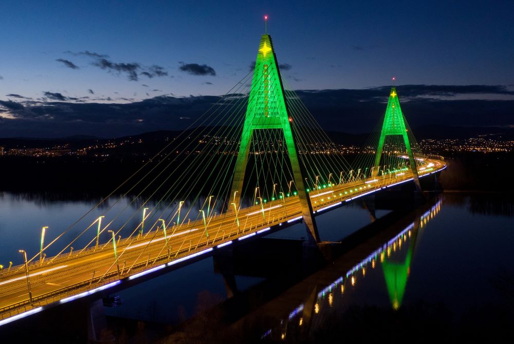 A Megyeri-híd karácsonyi fényei