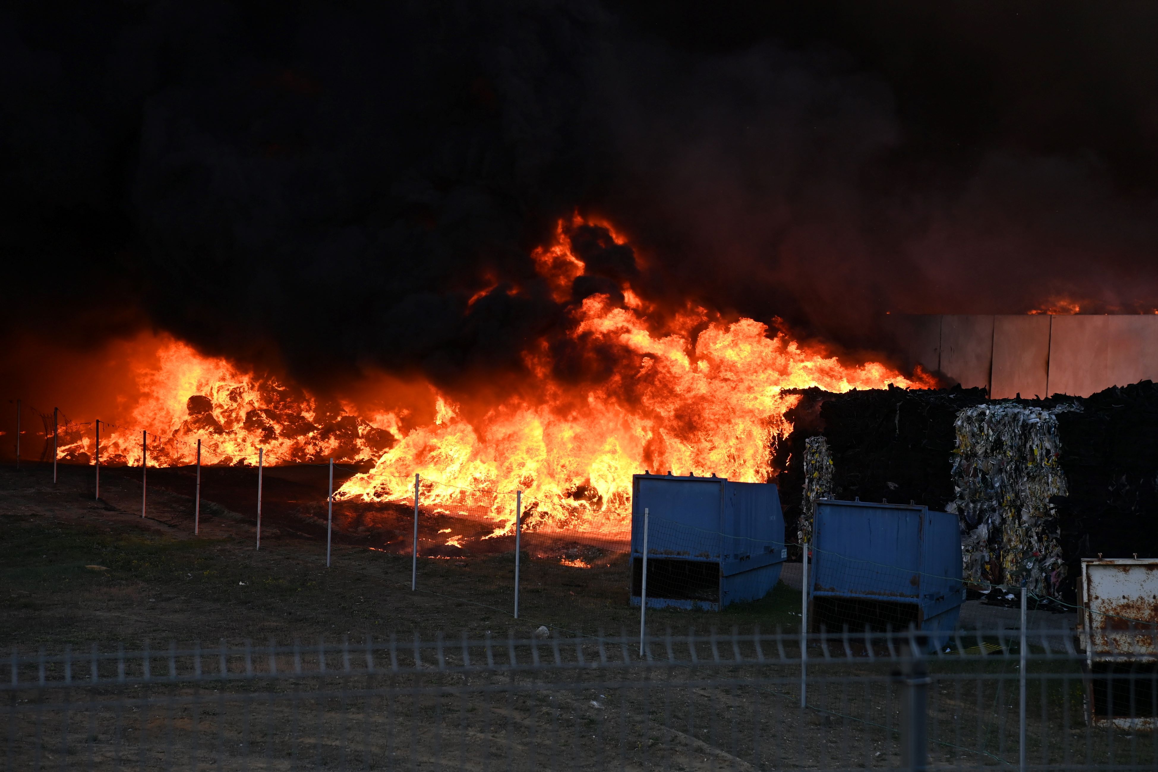 Lángokban áll egy hulladékfeldolgozó telep Gyálon 2023. március 28-án.