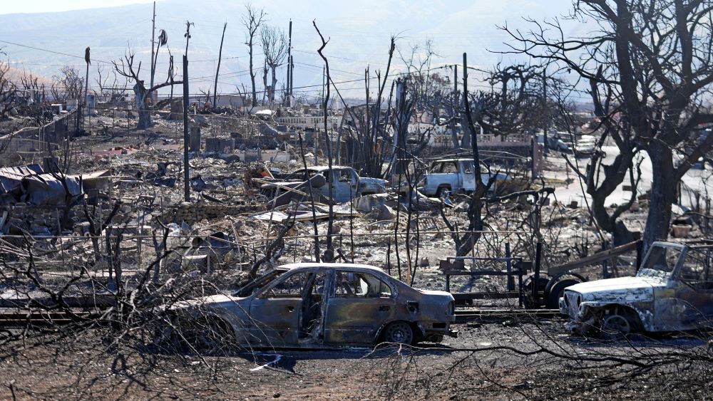 Erdőtűzben megsemmisült épületek és autók a hawaii Maui-szigeten fekvő Lahainában 2023. augusztus 13-án. Lahaina, az egykori Hawaii Királyság fővárosa szinte teljesen elpusztult az Egyesült Államok utóbbi száz évének legsúlyosabb erdőtüzében.