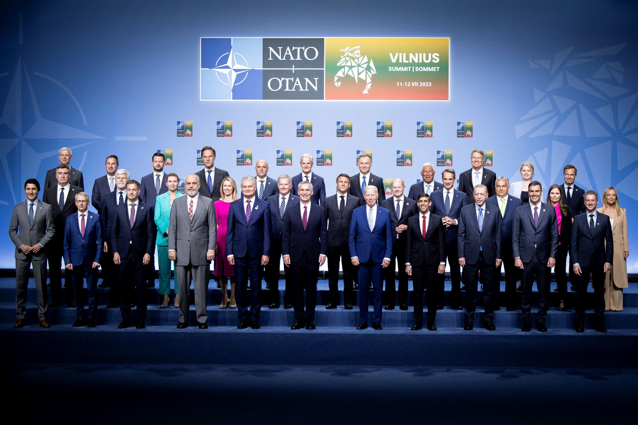 A Miniszterelnöki Sajtóiroda által közreadott csoportkép a NATO csúcstalálkozójának résztvevőiről Vilniusban 2023. július 11-én. A középső sorban jobbról Orbán Viktor miniszterelnök (j7), elöl középen Jens Stoltenberg NATO-főtitkár (elöl b6), mellette balról Gitanas Nauseda litván államfő, jobbról Joe Biden amerikai elnök. 