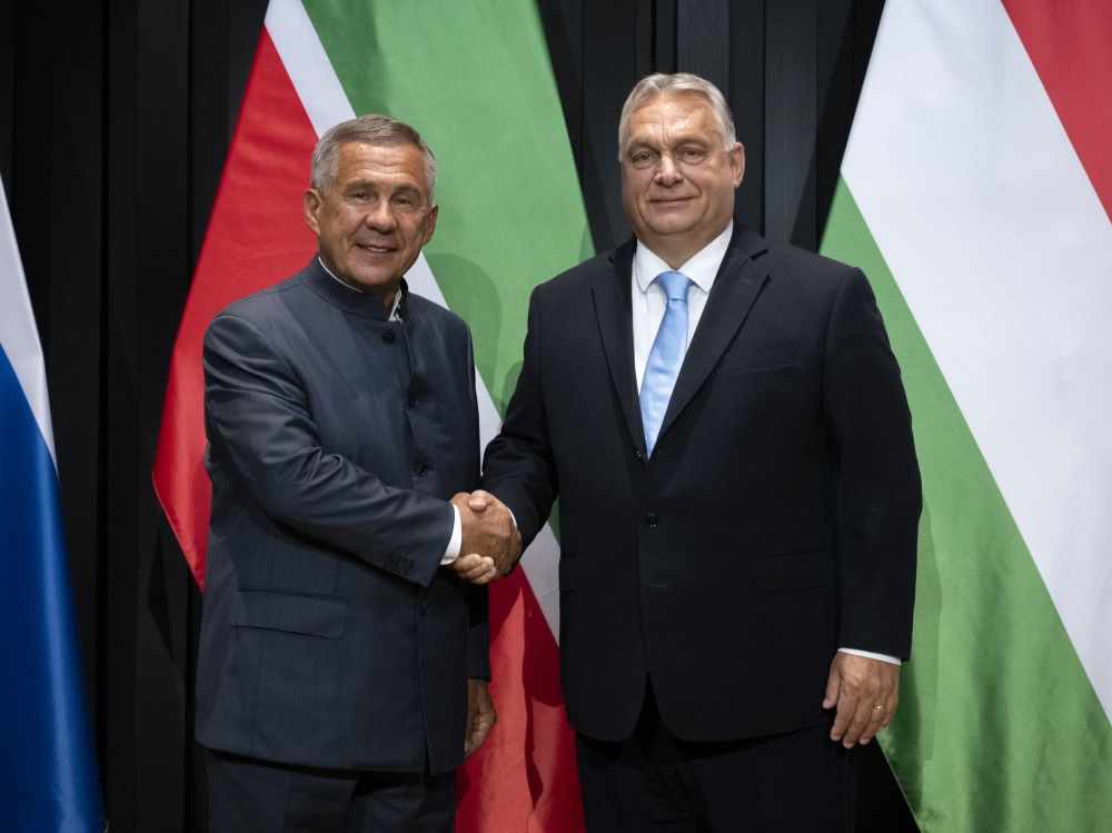 Orbán Viktor kormányfő (j) fogadja Rusztam Minnyihanovot, a Tatár Köztársaság vezetőjét a Karmelita kolostorban 2023. augusztus 19-én.