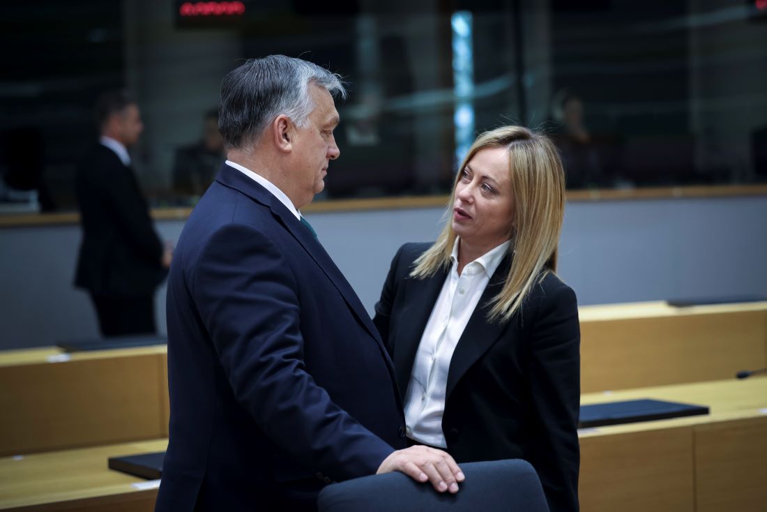 Orbán Viktor magyar és Giorgia Meloni olasz miniszterelnök az EU-tagországok állam- és kormányfőinek brüsszeli csúcstalálkozóján 2022. december 15-én.