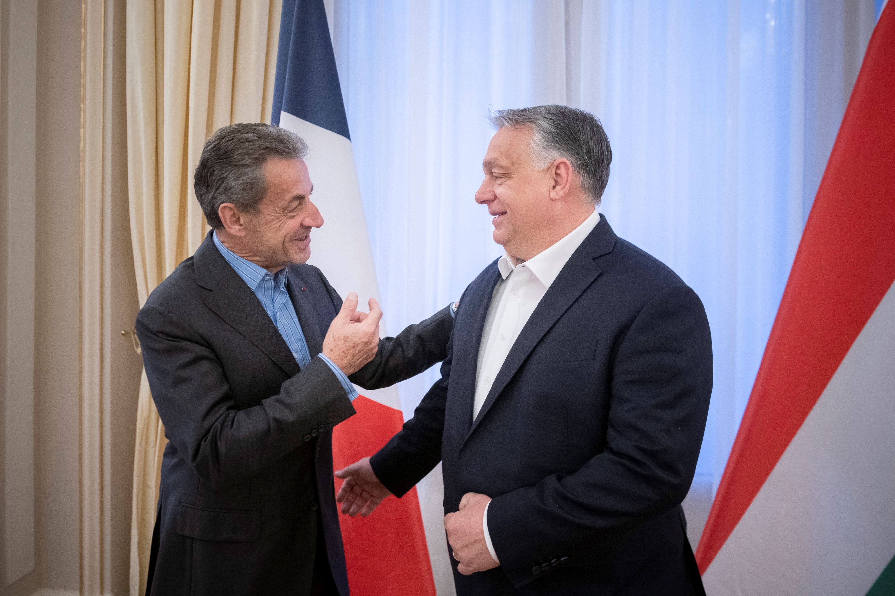 A Miniszterelnöki Sajtóiroda által közreadott képen Orbán Viktor miniszterelnök és Nicolas Sarkozy korábbi francia köztársasági elnök találkozója Párizsban 2023. március 14-én.