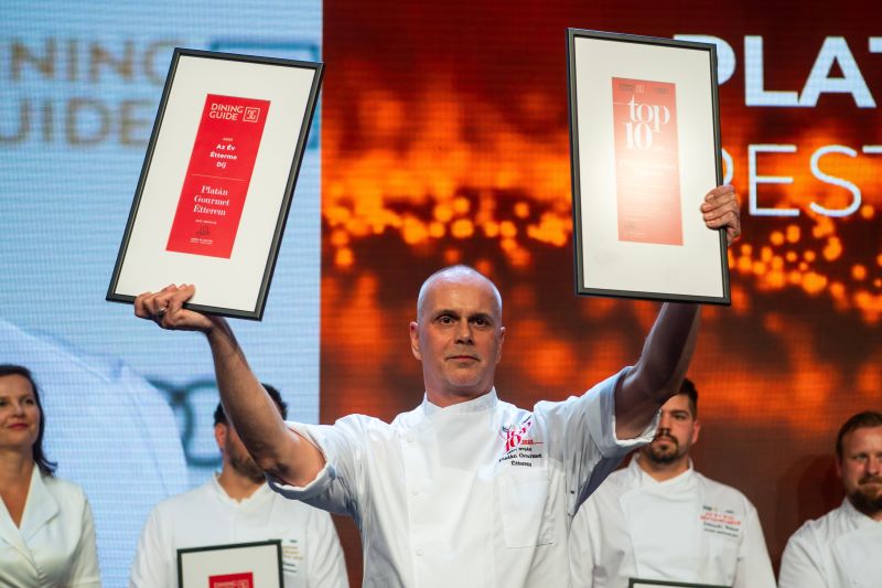 Az Év étterme díjjal kitüntetett Pesti István, a tatai Platán Gourmet étterem séfje az Audi - Dining Guide Év étterme díjátadó gálán a Várkert Bazárban 2023. május 22-én. 