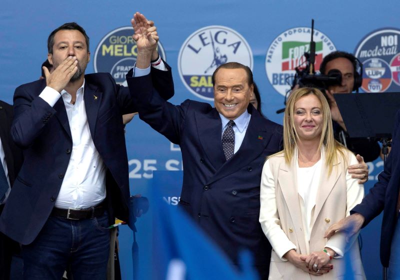 Matteo Salvini, a Liga párt, Silvio Berlusconi, a Forza Italia (Hajrá Olaszország) párt és Giorgia Meloni, az Olasz Testvérek (FdI) párt vezetője (b-j) a jobboldali pártok kampányzáróján Rómában 2022. szeptember 22-én.