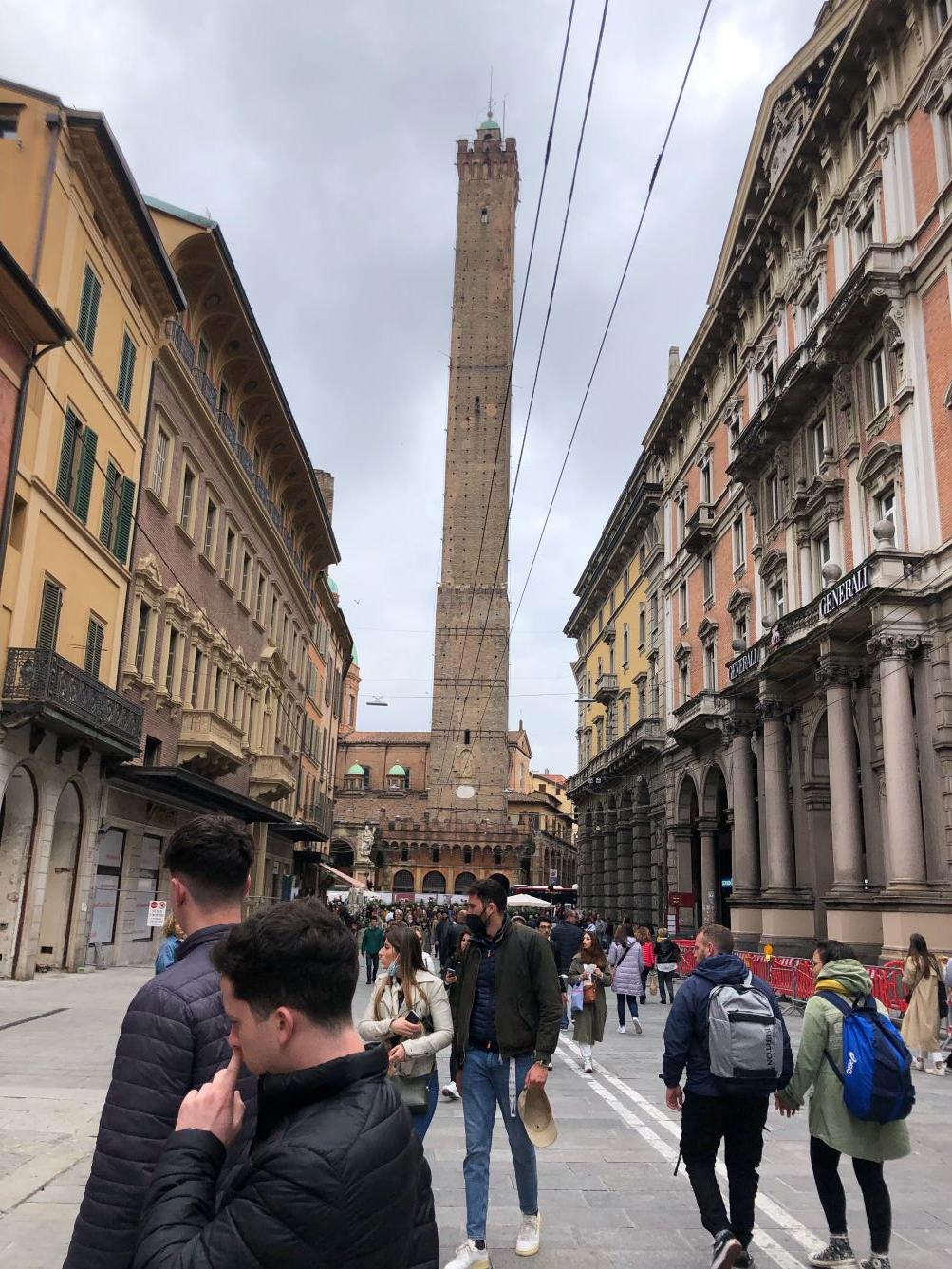 Bologna egy igazi egyetemváros, ahol, ha nem is minden sarkon, de legalábbis minden negyedben van egy-egy a diákoknak fenntartott, megfizethető szálláshely, úgynevezett kollégium.