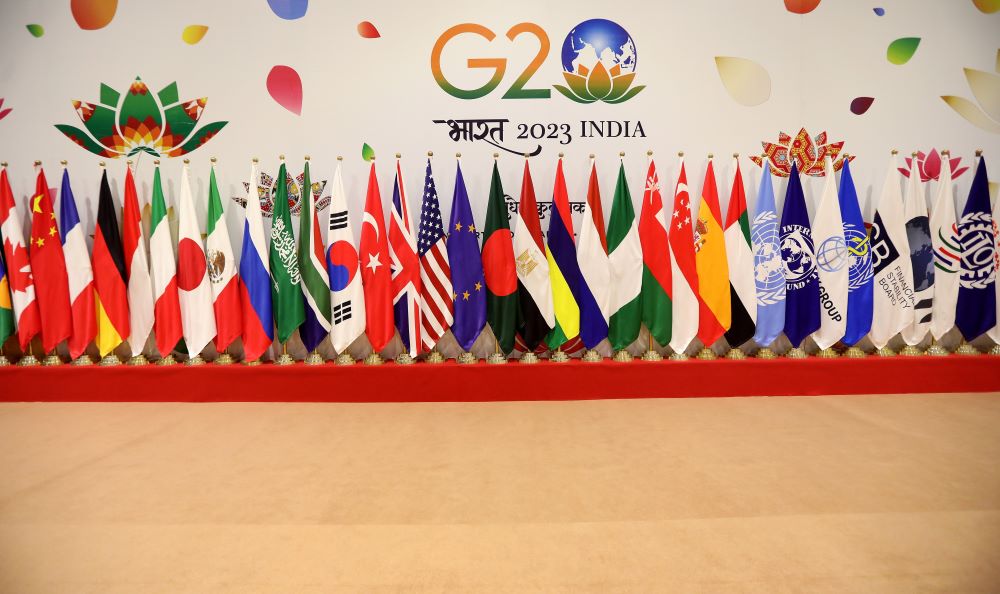 Az Új-Delhiben összegyűlő G20-ak országainak zászlói
