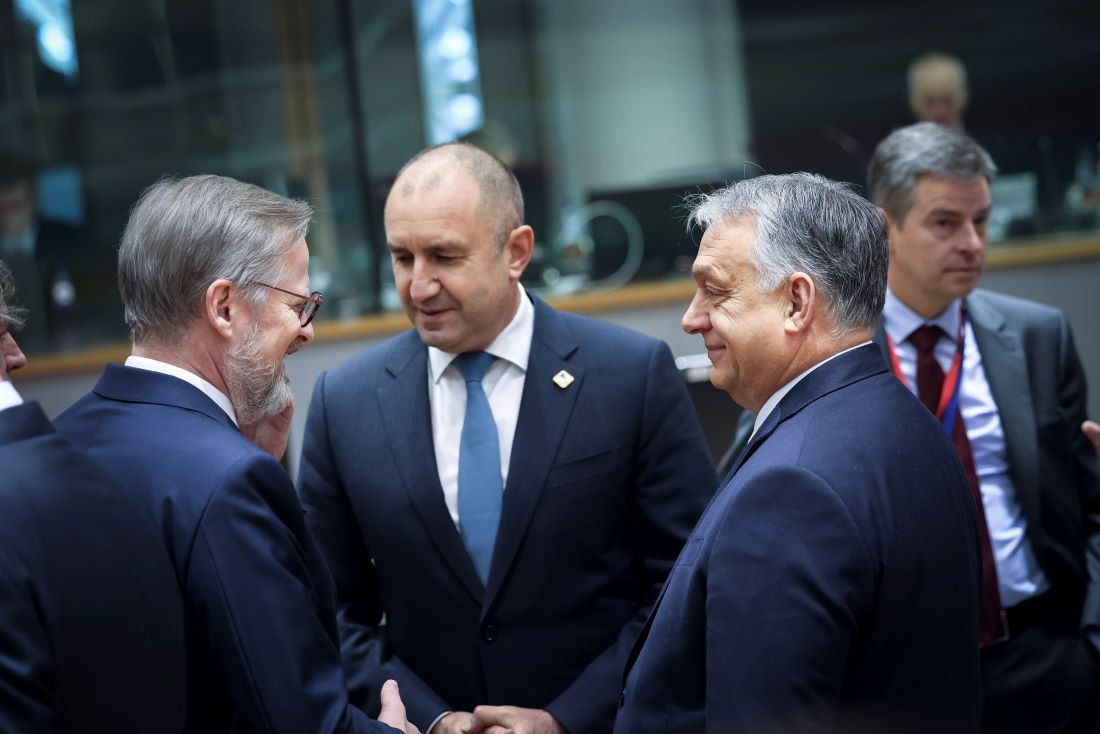 Orbán Viktor magyar (j2) és Petr Fiala cseh (b) kormányfő, valamint Rumen Radev bolgár államfő (b2)