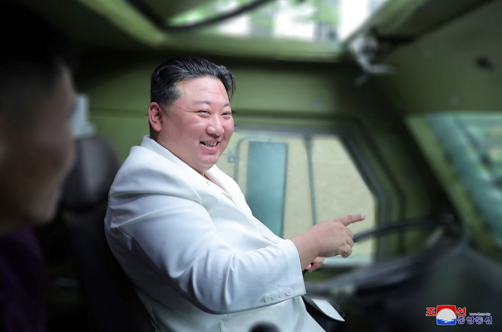 Kim Dzsong Un: egy fegyvergyárba látogatott