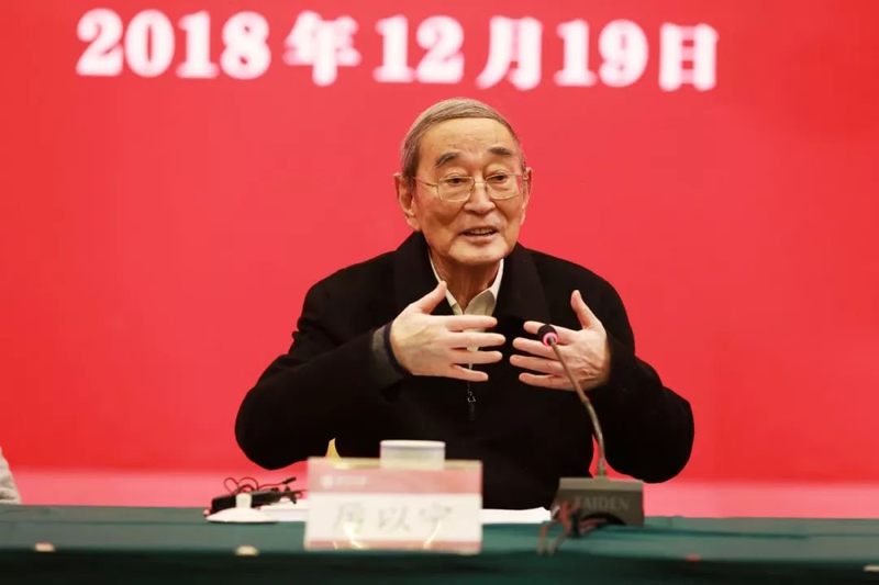 A kínai gazdasági csoda mögött álló másik jelentős közgazdász Li Yining, szinte egész életét a pekingi egyetemen töltötte.