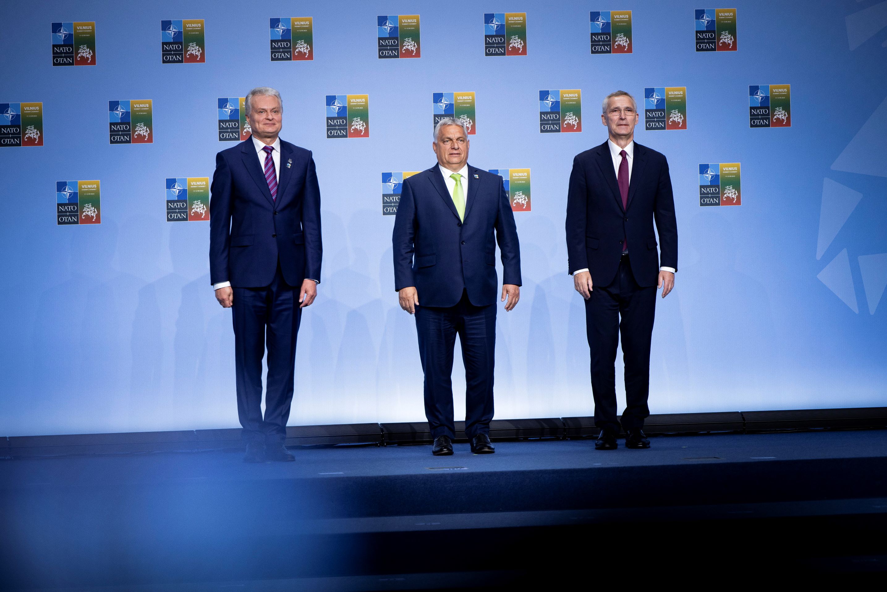 A Miniszterelnöki Sajtóiroda által közreadott képen Orbán Viktor miniszterelnök, Gitanas Nauseda litván államfő és Jens Stoltenberg NATO-főtitkár a NATO csúcstalálkozóján Vilniusban 2023. július 11-én.