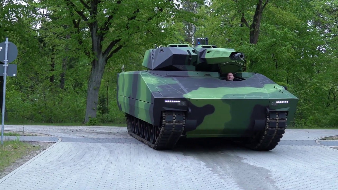 A lánctalpas páncélozott járművek legmodernebb reprezentánsa volt a kiállítási szabadterületen is bemutatott Lynx KF41-es gyalogsági szállítójármű volt. 