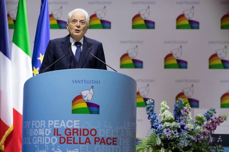 Sergio Mattarella olasz elnök beszédet mond a Kiáltás a Békéért (Il Grido della Pace) elnevezésű nemzetközi konferencián Rómában 2022. október 23-án, a háromnapos rendezvény kezdőnapján.