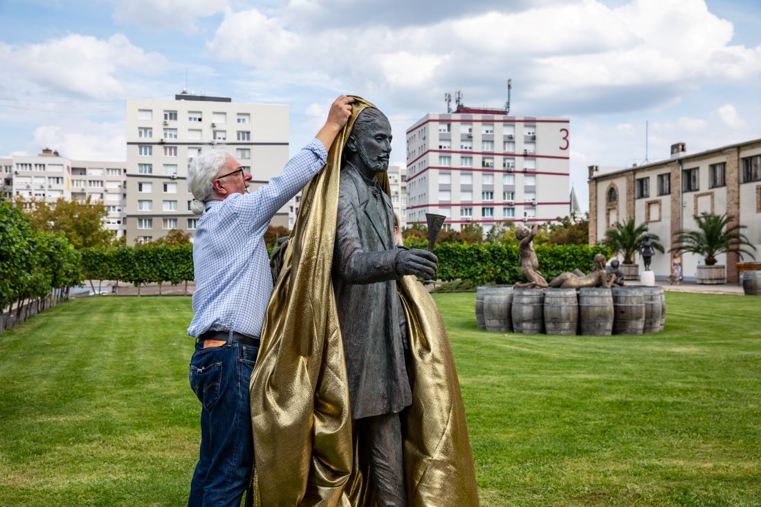A 140 éves évfordulóra leplezték le Törley József életnagyságú szobrát