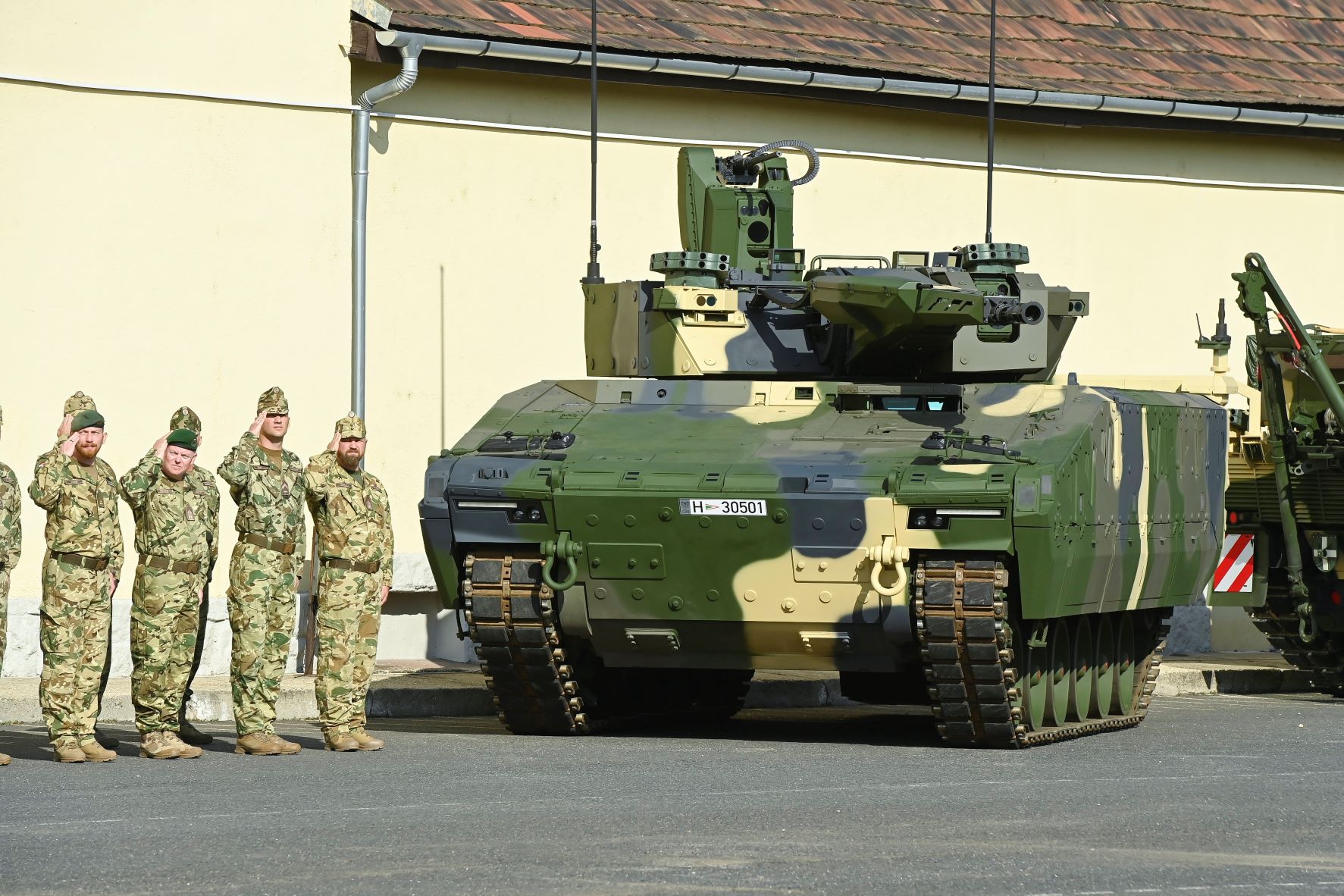A Magyar Honvédség első Lynx típusú harcjárműve, a képen jól látható, hogy a StrykeShield aktív védelmi rendszerrel is el van látva a jármű.