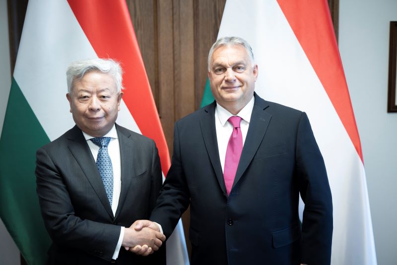 Orbán Viktor miniszterelnök (j) fogadja Jin Liqunt, az Ázsiai Infrastrukturális Beruházási Bank (AIIB) vezetőjét a Karmelita kolostorban 2023. június 5-én.