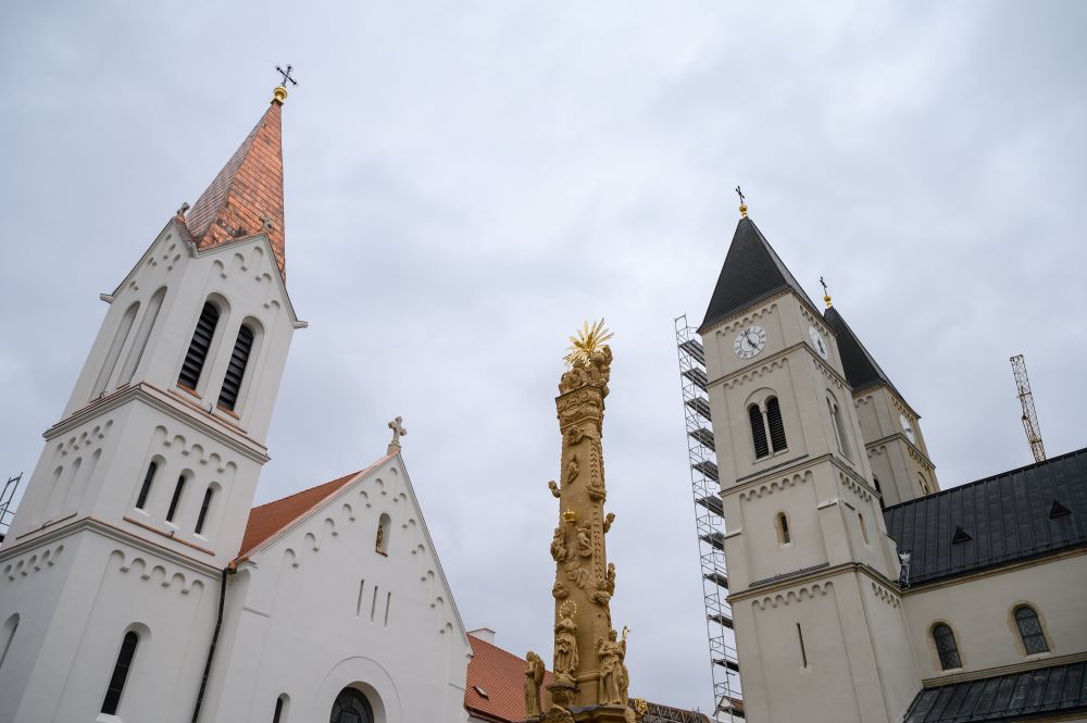 A Szent Mihály-székesegyház (jobb szélen felálványozva) Veszprémben