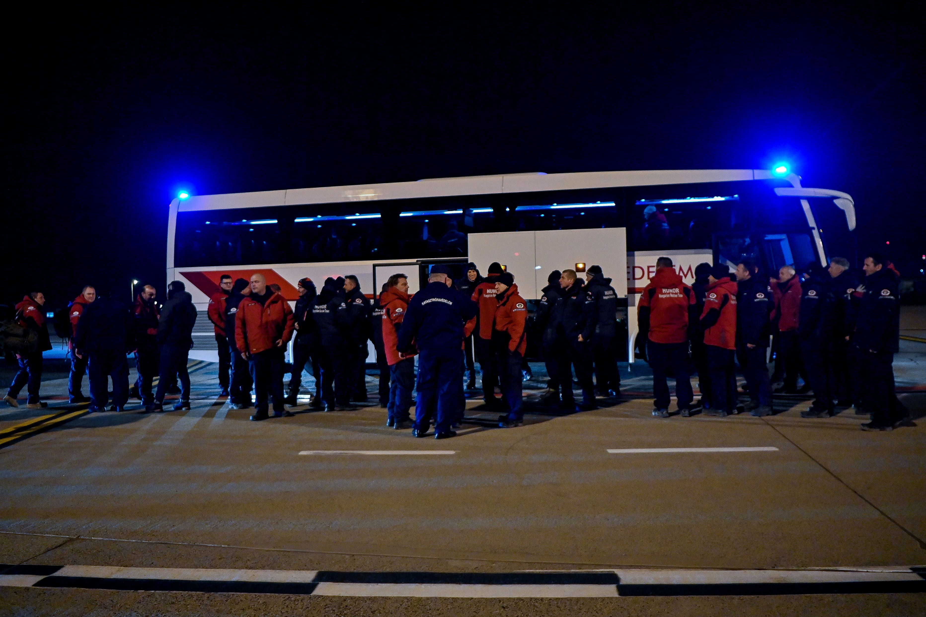 Az Országos Katasztrófavédelmi Főigazgatóság (OKF) Törökországból hazaérkezett Hunor kutató-mentő csapatának tagjai a fogadásukon a Liszt Ferenc-repülőtéren 2023. február 13-án.