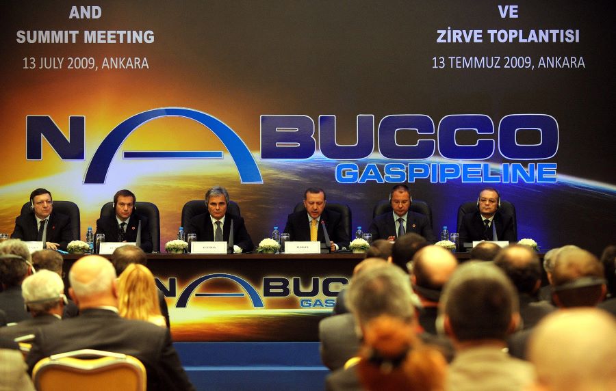 Az érintett országok vezetői részt vesznek Ankarában a Nabucco földgázvezetékről szóló kormányközi megállapodás aláírásán 2009. július 13-án. Balról José Manuel Barroso, az Európai Bizottság elnöke (b1), Bajnai Gordon magyar miniszterelnök (b2), Werner Faymann osztrák kancellár (b3), Recep Tayyip Erdogan török miniszterelnök (b4), Szergej Sztanisev bolgár (j2) és Emil Boc román kormányfő. 