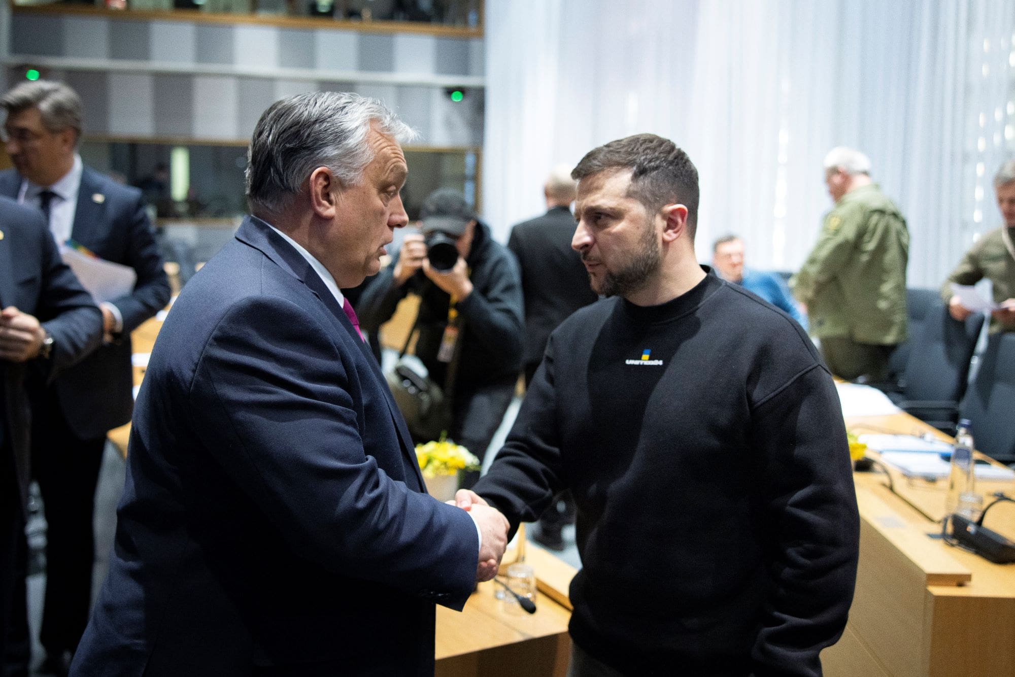 Orbán Viktor miniszterelnök és Volodimir Zelenszkij ukrán elnök kezet fog. 