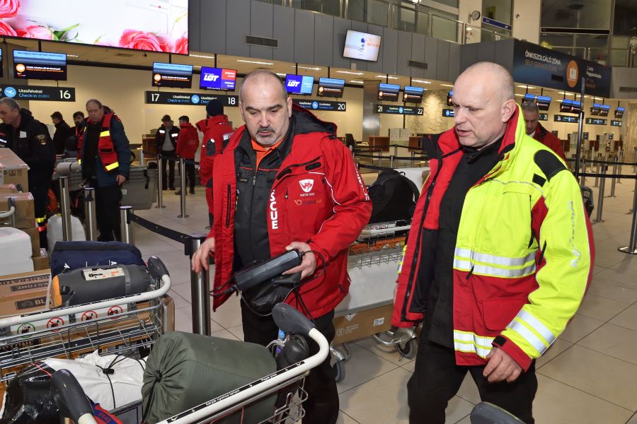 Szilágyi Béla, a Baptista Szeretetszolgálat Törökországba induló speciális mentőcsapatának elnöke és Pavelcze László, a mentőcsapat parancsnoka, veszélyhelyzet-kezelési igazgató (b-j) a Liszt Ferenc-repülőtéren. 