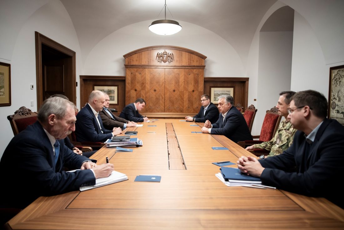 A Miniszterelnöki Sajtóiroda által közreadott képen Orbán Viktor miniszterelnök (j3) a Védelmi Tanács ülésén a Karmelita kolostorban 2022. november 15-én este. Az ülést a Barátság kőolajvezeték leállása és a lengyelországi rakétabecsapódás miatt hívta össze a kormányfő. Balról Pintér Sándor belügyminiszter (b) és Szalay-Bobrovniczky Kristóf honvédelmi miniszter (b2), a kormányfő mellett Nagy János, a Miniszterelnöki Irodát vezető államtitkár (j4), jobbról Gulyás Gergely, a Miniszterelnökséget vezető miniszter.