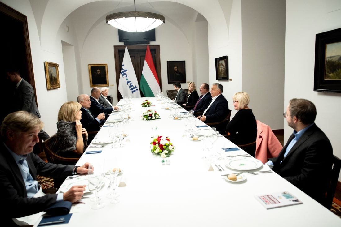 A Miniszterelnöki Sajtóiroda által közreadott képen Orbán Viktor miniszterelnök, a Fidesz elnöke (j3) a konzervatív pártokat tömörítő nemzetközi szervezet, a Kereszténydemokrata Internacionálé (CDI) vezető politikusai számára tart munkavacsorát a Karmelita kolostorban 2022. október 17-én. A kormányfő mellett Orbán Balázs politikai igazgató (j), Gál Kinga, a Fidesz alelnöke (j2), Németh Zsolt, az Országgyűlés külügyi bizottságának elnöke (j4) és Rahói Zsuzsanna miniszterelnöki főtanácsadó (j5). Balról Andres Pastrana korábbi kolumbiai államfő, a CDI elnöke (b3), Janez Jansa volt szlovén miniszterelnök, a CDI alelnöke (b4) és Antonio Lopez-Isturiz főtitkár