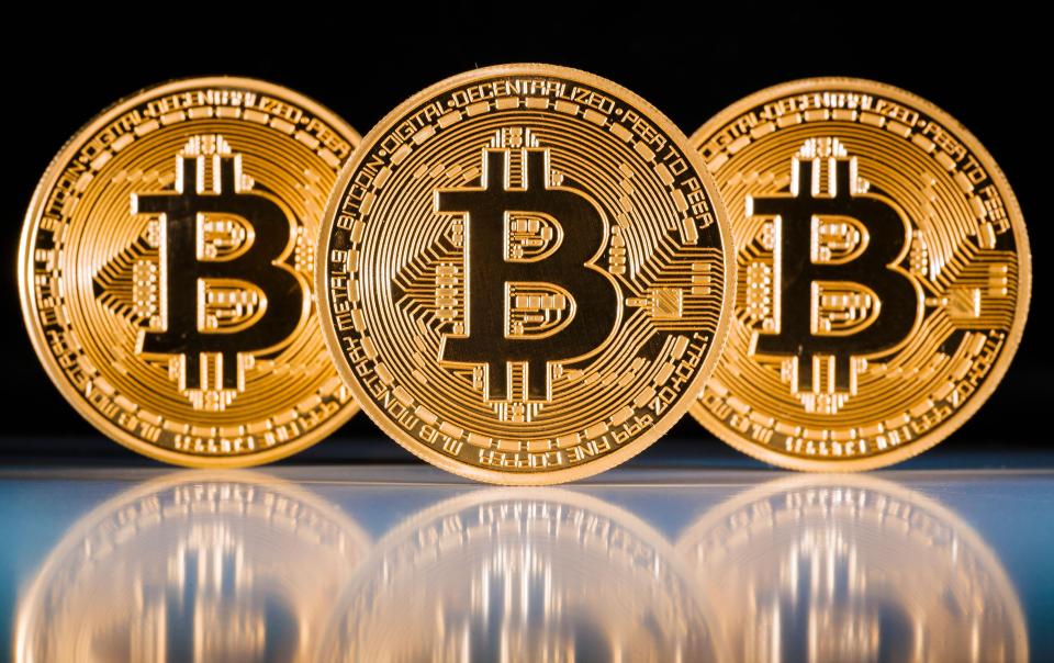Áttörte az álomhatárt a bitcoin, 50 ezer dollár felett kereskednek a kriptopénzzel